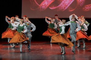 Lieli un mazi dejotāji Liepājā dejo Latvijai 2