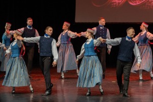 Lieli un mazi dejotāji Liepājā dejo Latvijai 9