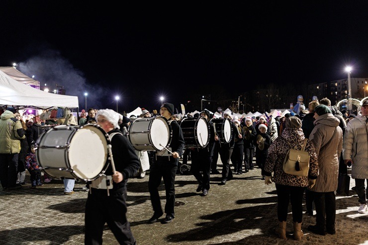 Tūkstošiem lielu un mazu rīdzinieku bauda svētku atmosfēru LIDO 381746