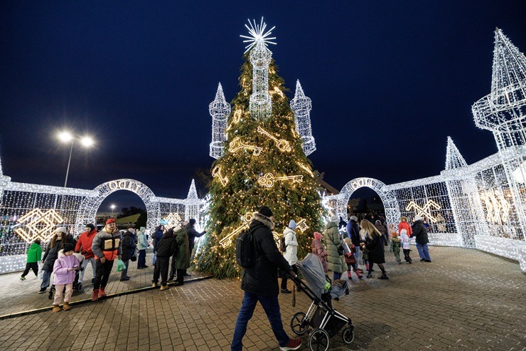 Tūkstošiem lielu un mazu rīdzinieku bauda svētku atmosfēru LIDO 381750