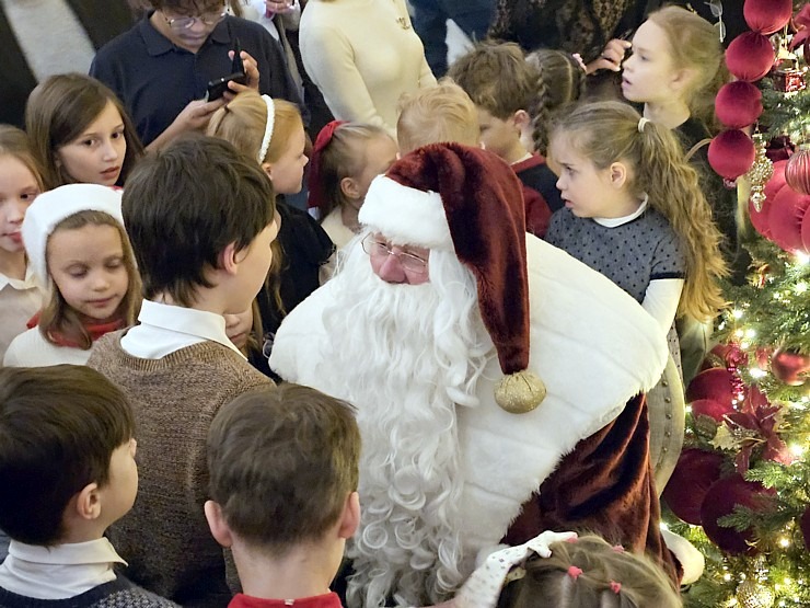Vecrīgas 5 zvaigžņu viesnīcā «Grand Hotel Kempinski Riga» iedegas Ziemassvētku eglīte 381821