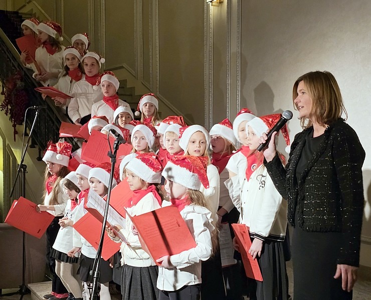 Vecrīgas 5 zvaigžņu viesnīcā «Grand Hotel Kempinski Riga» iedegas Ziemassvētku eglīte 381816