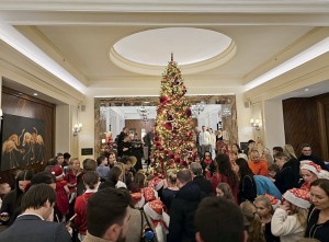 Vecrīgas 5 zvaigžņu viesnīcā «Grand Hotel Kempinski Riga» iedegas Ziemassvētku eglīte 11