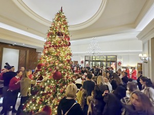 Vecrīgas 5 zvaigžņu viesnīcā «Grand Hotel Kempinski Riga» iedegas Ziemassvētku eglīte 15