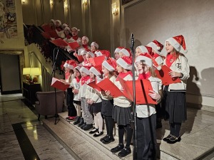 Vecrīgas 5 zvaigžņu viesnīcā «Grand Hotel Kempinski Riga» iedegas Ziemassvētku eglīte 4