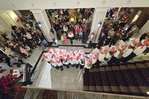 Vecrīgas 5 zvaigžņu viesnīcā «Grand Hotel Kempinski Riga» iedegas Ziemassvētku eglīte 5