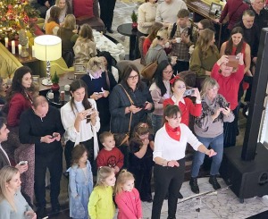 Vecrīgas 5 zvaigžņu viesnīcā «Grand Hotel Kempinski Riga» iedegas Ziemassvētku eglīte 7