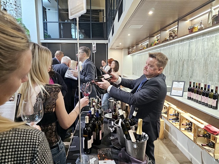 Vecrīgas viesnīcā «Pullman Riga Old Town» notiek «Latvijas augļu - ogu un vīnogu vīnu skate 2025» 381846