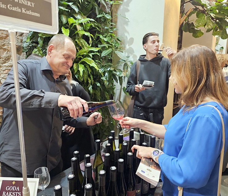 Vecrīgas viesnīcā «Pullman Riga Old Town» notiek «Latvijas augļu - ogu un vīnogu vīnu skate 2025» 381848