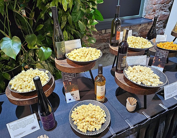 Vecrīgas viesnīcā «Pullman Riga Old Town» notiek «Latvijas augļu - ogu un vīnogu vīnu skate 2025» 381851