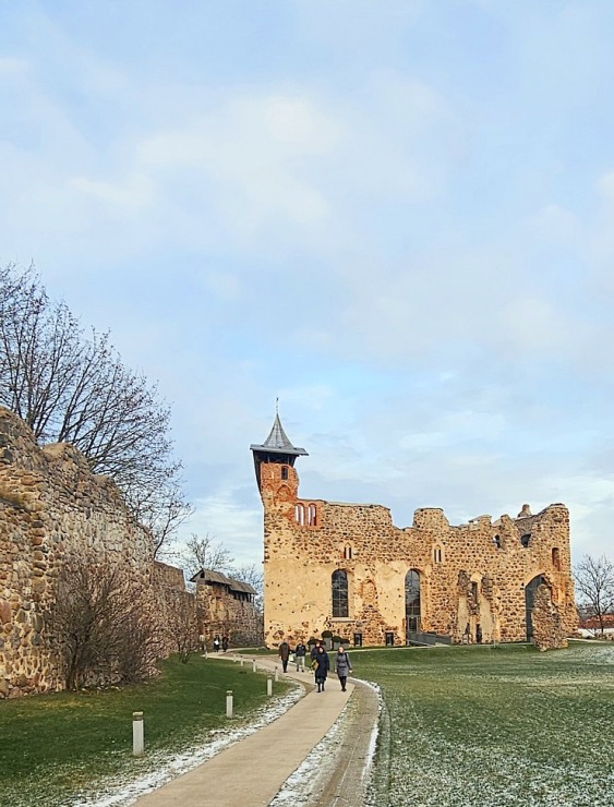 Sadarbībā ar auto nomu «Europcar Latvija» iepazīstam Dobeles pili 381947