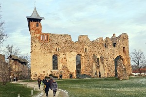 Sadarbībā ar auto nomu «Europcar Latvija» iepazīstam Dobeles pili - Foto