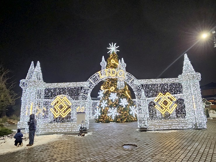Pārliecināmies, ka «LIDO» Atpūtas centra Ziemassvētku egli tiešā veidā neredz, bet tā tomēr ir! 381960