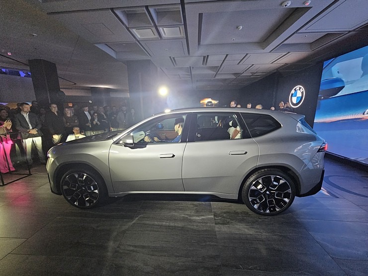 Latvija svinīgi sagaida vācu autoražotāja BMW jauno iX3 krosoveru 382157