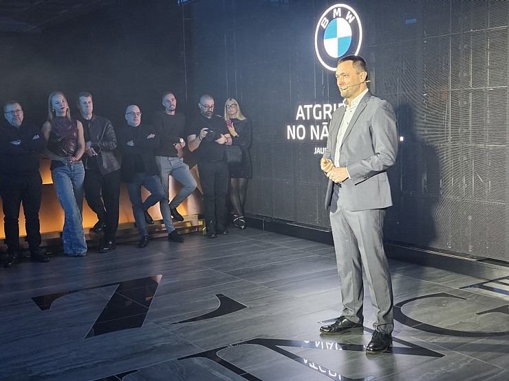 Latvija svinīgi sagaida vācu autoražotāja BMW jauno iX3 krosoveru 382161