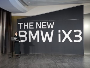 Latvija svinīgi sagaida vācu autoražotāja BMW jauno iX3 krosoveru 2