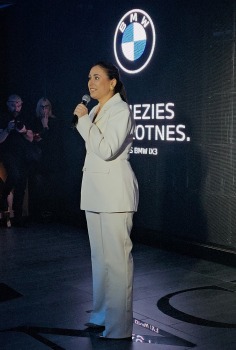 Latvija svinīgi sagaida vācu autoražotāja BMW jauno iX3 krosoveru 11