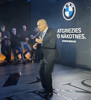 Latvija svinīgi sagaida vācu autoražotāja BMW jauno iX3 krosoveru 12