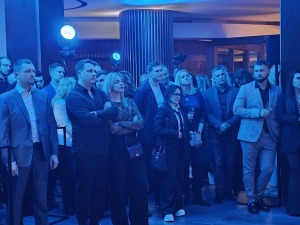 Latvija svinīgi sagaida vācu autoražotāja BMW jauno iX3 krosoveru 13