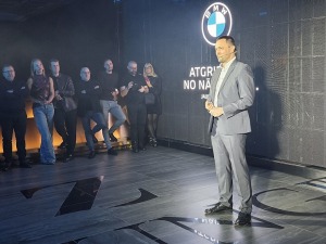 Latvija svinīgi sagaida vācu autoražotāja BMW jauno iX3 krosoveru 14