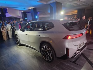 Latvija svinīgi sagaida vācu autoražotāja BMW jauno iX3 krosoveru 15