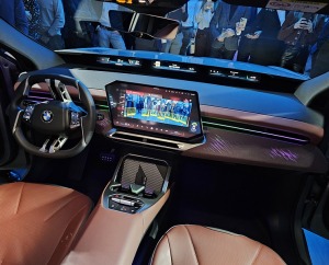 Latvija svinīgi sagaida vācu autoražotāja BMW jauno iX3 krosoveru 16