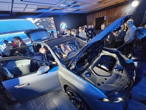 Latvija svinīgi sagaida vācu autoražotāja BMW jauno iX3 krosoveru 19