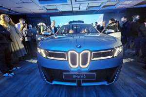 Latvija svinīgi sagaida vācu autoražotāja BMW jauno iX3 krosoveru 1