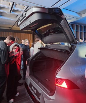 Latvija svinīgi sagaida vācu autoražotāja BMW jauno iX3 krosoveru 20