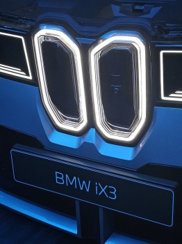 Latvija svinīgi sagaida vācu autoražotāja BMW jauno iX3 krosoveru 22