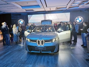 Latvija svinīgi sagaida vācu autoražotāja BMW jauno iX3 krosoveru 31