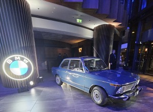 Latvija svinīgi sagaida vācu autoražotāja BMW jauno iX3 krosoveru 32