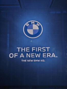 Latvija svinīgi sagaida vācu autoražotāja BMW jauno iX3 krosoveru 35