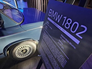 Latvija svinīgi sagaida vācu autoražotāja BMW jauno iX3 krosoveru 4