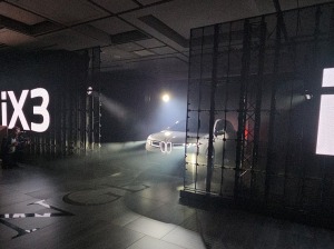 Latvija svinīgi sagaida vācu autoražotāja BMW jauno iX3 krosoveru 9