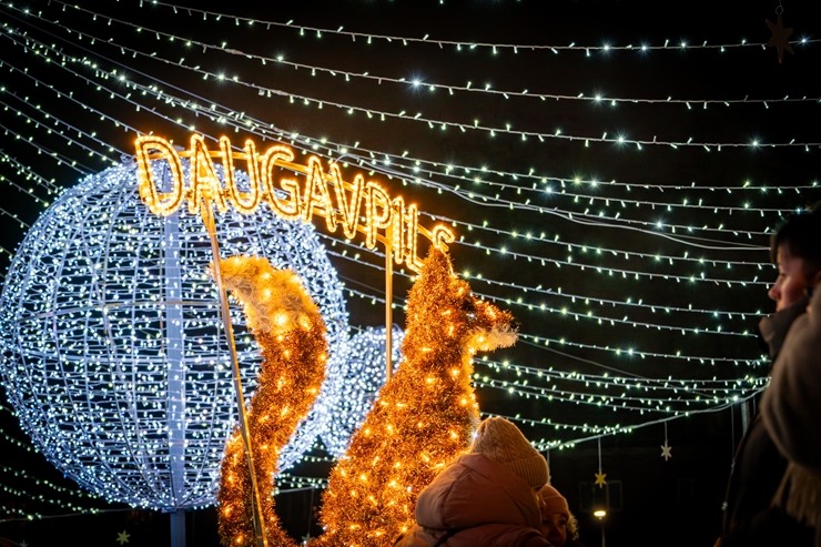 Daugavpils «Sapņu galaktikas» galvenā Ziemassvētku egle ir viena no skaistākajām Latvijā. Foto: Margarita Vigule 382221