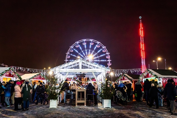 Daugavpils «Sapņu galaktikas» galvenā Ziemassvētku egle ir viena no skaistākajām Latvijā. Foto: Margarita Vigule 382223