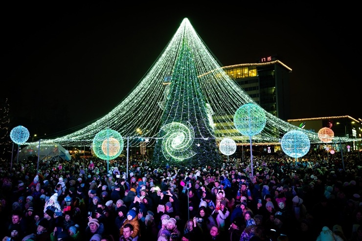 Daugavpils «Sapņu galaktikas» galvenā Ziemassvētku egle ir viena no skaistākajām Latvijā. Foto: Margarita Vigule 382214