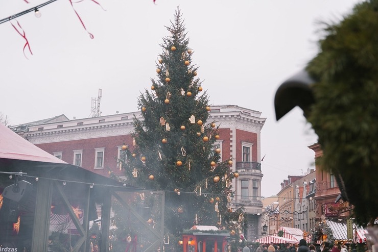 Vecrīgas Ziemassvētku tirdziņš piesaista vietējos un tūristus. Foto: vzt.lv 382226