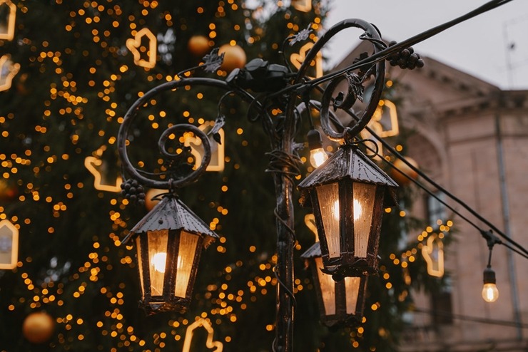 Vecrīgas Ziemassvētku tirdziņš piesaista vietējos un tūristus. Foto: vzt.lv 382237