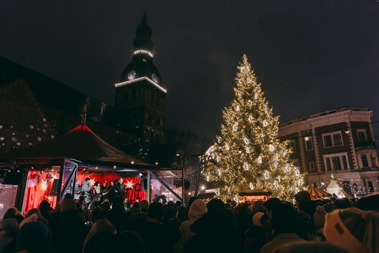 Vecrīgas Ziemassvētku tirdziņš piesaista vietējos un tūristus. Foto: vzt.lv 382240