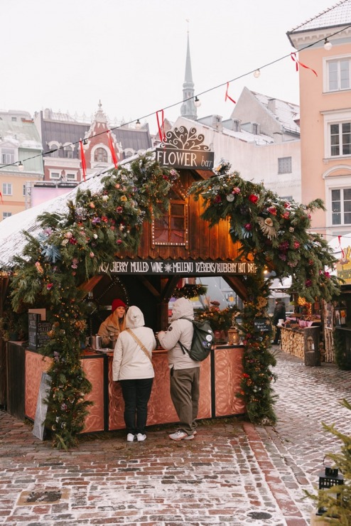 Vecrīgas Ziemassvētku tirdziņš piesaista vietējos un tūristus. Foto: vzt.lv 382231