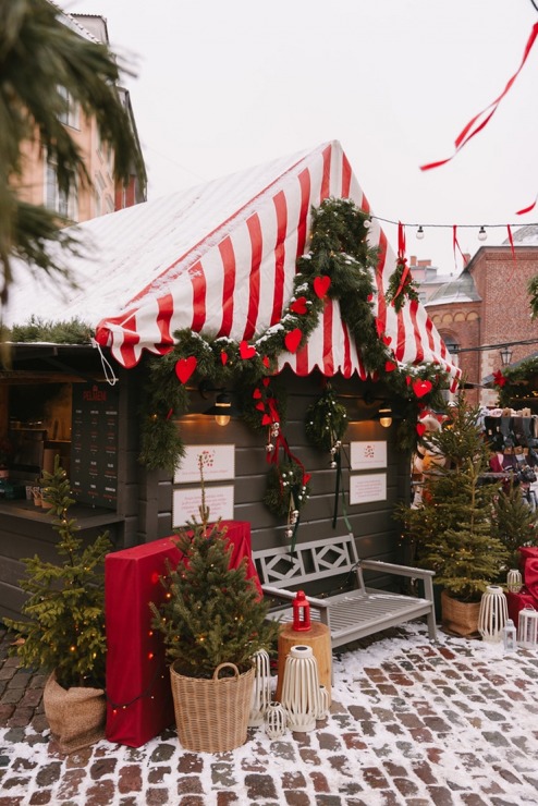 Vecrīgas Ziemassvētku tirdziņš piesaista vietējos un tūristus. Foto: vzt.lv 382234