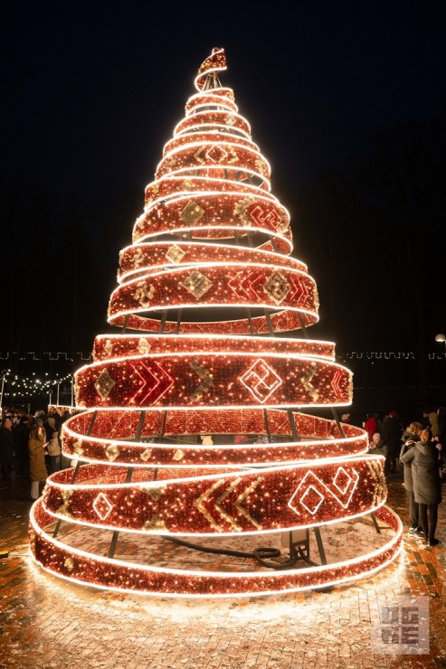 Ogres novadā iemirdzas Ziemassvētku rotājumi un svētku egles 382264