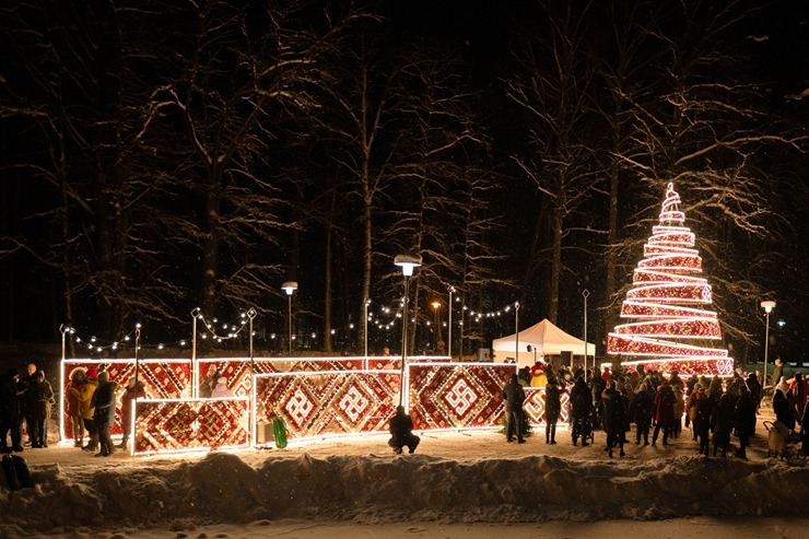 Ogres novadā iemirdzas Ziemassvētku rotājumi un svētku egles 382274