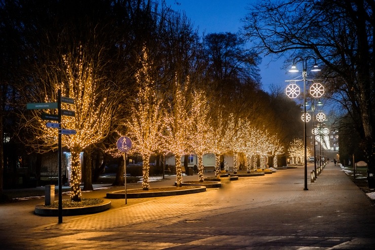 Ogres novadā iemirdzas Ziemassvētku rotājumi un svētku egles 382251