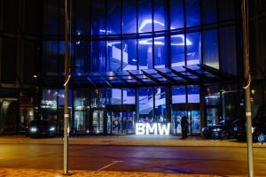 Jaunais BMW iX3 tiek svinīgi prezentēts Rīgas Zundas torņos. Foto: Billijs Locs 1