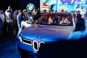 Jaunais BMW iX3 tiek svinīgi prezentēts Rīgas Zundas torņos. Foto: Billijs Locs 8