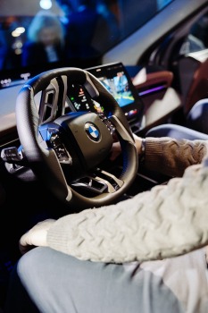 Jaunais BMW iX3 tiek svinīgi prezentēts Rīgas Zundas torņos. Foto: Billijs Locs 9