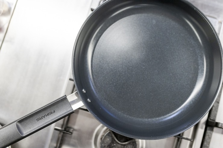 Šefpavārs Elmārs Tannis kopā ar «Fiskars» prezentē katlus un pannas. Foto: Fiskars.com 382472